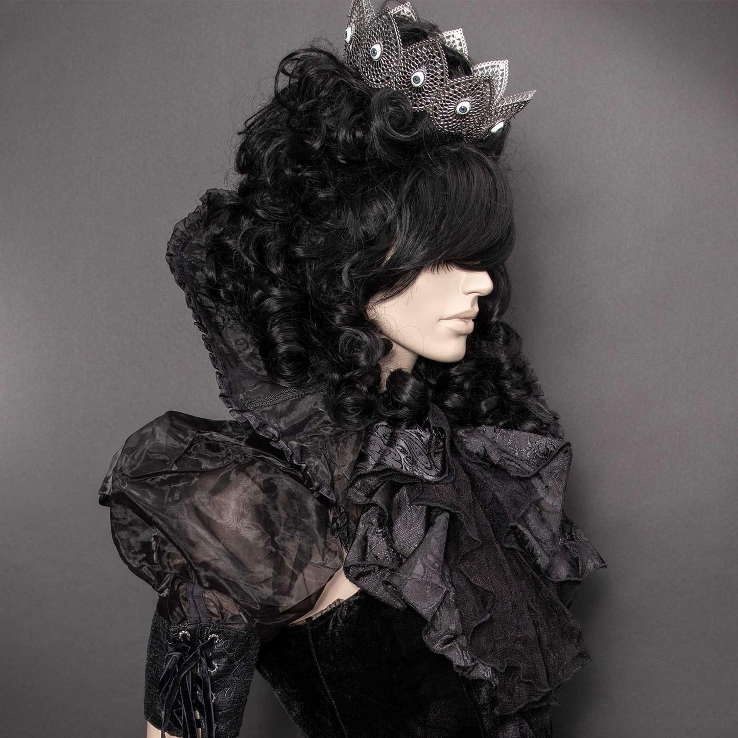 Baroness Black Pruik